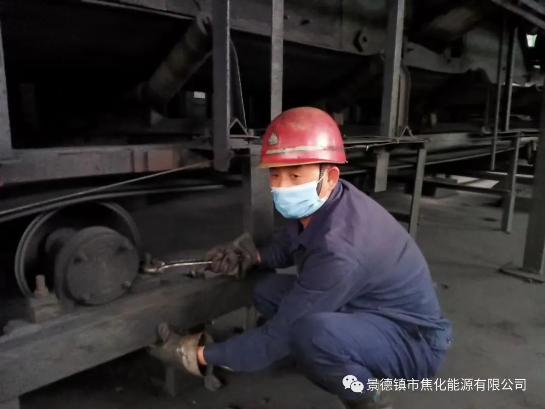 “老線這邊人手不夠，你們那邊有誰可以過來支援？”“好的，我馬上來?！甭牭竭@個(gè)消息時(shí)，羅國(guó)安剛剛結(jié)束新線的維修工作，但他二話不說，立即拿起維修包，投入到老線的維修工作當(dāng)中。每天工作10小時(shí)以上已經(jīng)成為抗疫期間的常態(tài)，雖然身體很疲憊，但是他沒有任何怨言，“確實(shí)很辛苦、很累，但現(xiàn)在正是特殊時(shí)期，只有保障公司生產(chǎn)經(jīng)營(yíng)“不斷檔”，我們生活才能“不斷線”，恰恰我所在的運(yùn)輸廠就是承擔(dān)著焦炭煤炭運(yùn)輸?shù)闹匾氊?zé)，所以我更應(yīng)該恪盡職守，保障好這些設(shè)備的穩(wěn)定運(yùn)行?！?jpg